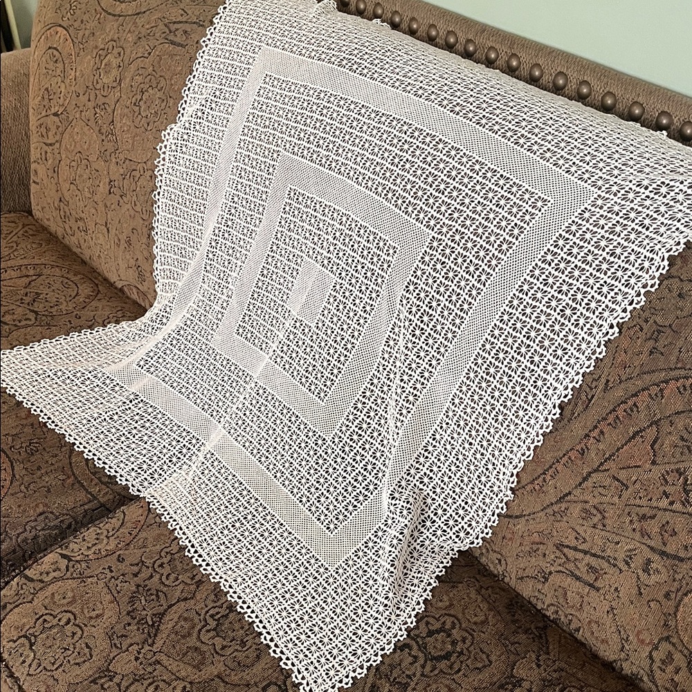 😄MCM crocheted square table cloth lacy details